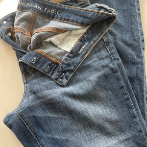 AE Women’s Tomgirl jeans